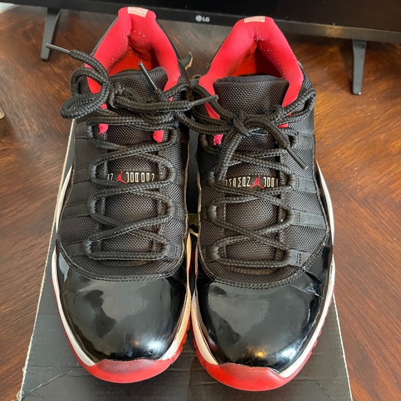 Jordan 11s low (Bred)